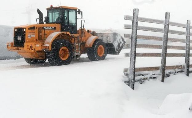 Maquinaria pesada circulando por una vía durante el último temporal de nieve.