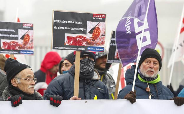 Primera jornada de huelga de los trabajadores de Embutidos Rodríguez. 