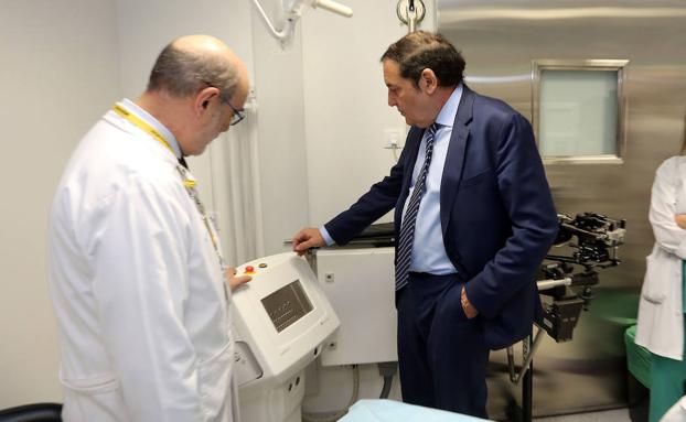 El consejero de Sanidad, Antonio María Sáez, visita la nueva Unidad de Braquiterapia del Hospital Clínico Universitario de Valladolid.