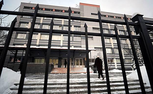 Un hombre camina junto al edificio del Centro Científico Federal de Cultura Física y Deporte en Moscú. 