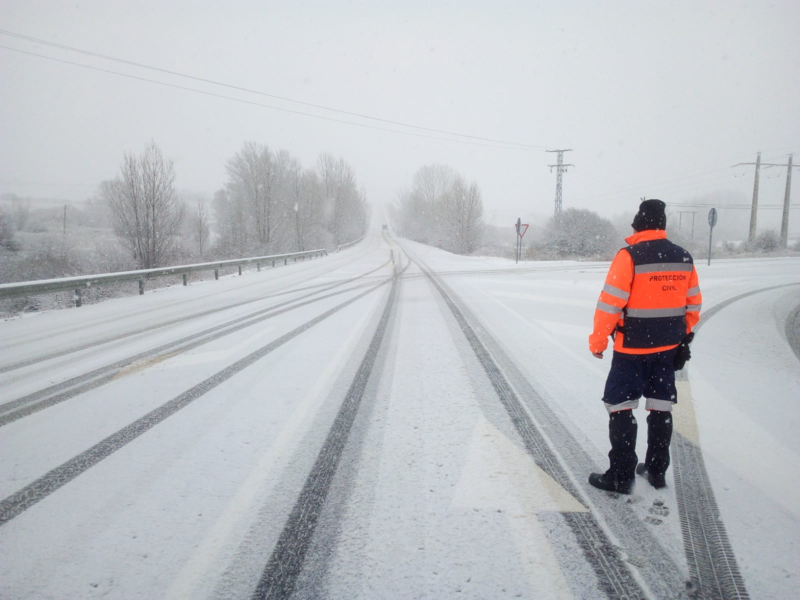 La nieve no da tregua en las montañas leonesas y algunos pueblos ya registran más de 50 centímetros de espesor como es el caso de la comarca de Valderrueda, donde vecinos y voluntarios trabajan duramente para poder las tareas con normalidad 