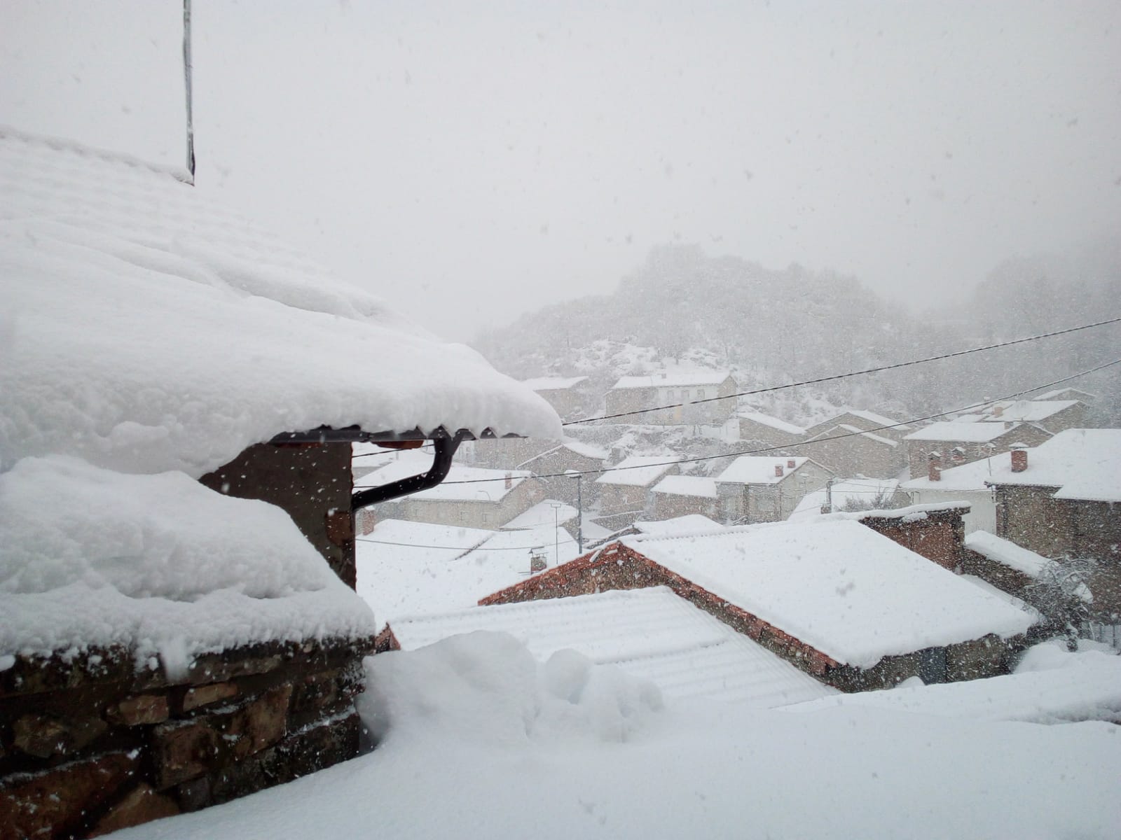 La nieve no da tregua en las montañas leonesas y algunos pueblos ya registran más de 50 centímetros de espesor como es el caso de la comarca de Valderrueda, donde vecinos y voluntarios trabajan duramente para poder las tareas con normalidad 