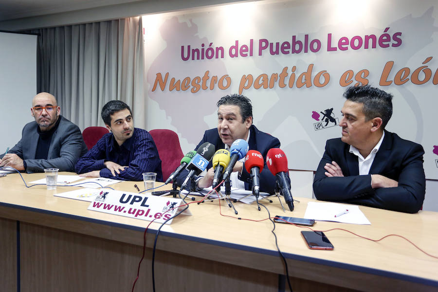 Fotos: Comparecencia de senadores de Compromís y responsables de la UPL y Ciudadanos del Reino de León