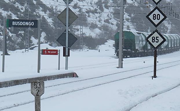 Galería. La nieve, en la estación de Busdongo.