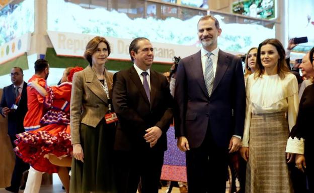 El rey Felipe VI y la reina Letizia, y la Consejera de Cultura y Turismo de Castilla y León María Josefa García Cirac (i), durante la inauguración de 'Los caminos de Santiago por Castilla y León'. 