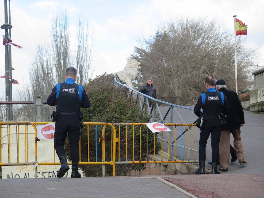 La credida del río Bernesga a su paso por la capital ha obligado al cierre de las pasarelas