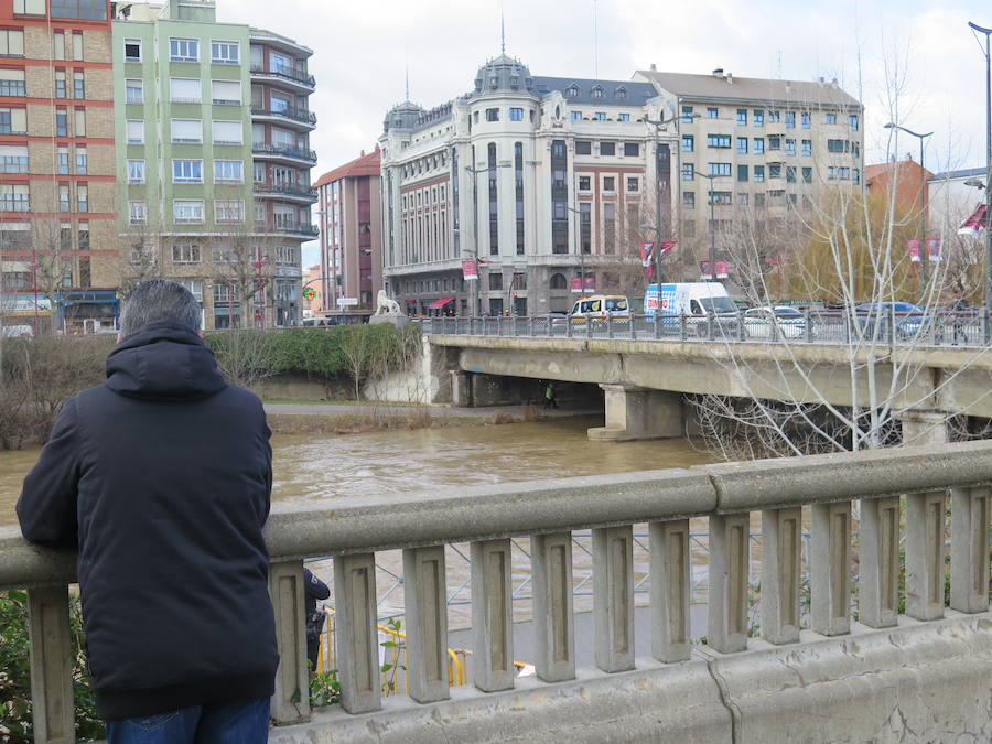 La credida del río Bernesga a su paso por la capital ha obligado al cierre de las pasarelas