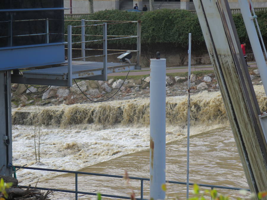 La credida del río Bernesga a su paso por la capital ha obligado al cierre de las pasarelas