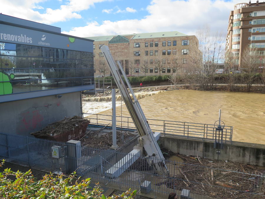 La credida del río Bernesga a su paso por la capital ha obligado al cierre de las pasarelas