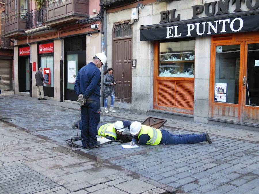 Técnicos de la compañia Iberdrola han procedido este jueves a la revisión de la instalación eléctrica de la calle Cardiles del casco histórico de la capita después de que un perro resultara electocutado