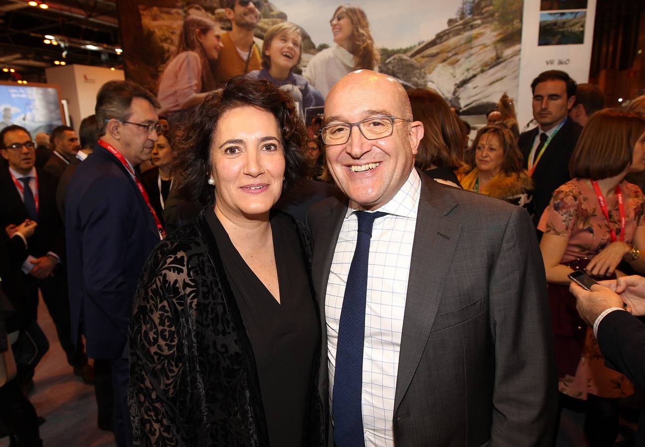 La consejera de Cultura y Turismo, María Josefa García Cirac, junto al presidente de la Diputación de Valladolid, Jesús Julio Carnero, en la visita al stand de Castilla y León.