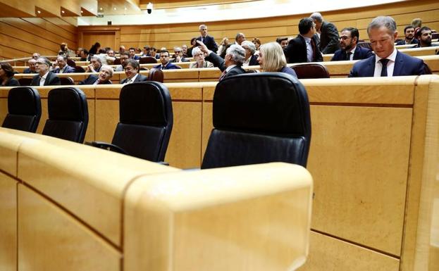 Pleno de este jueves en el Senado en el que se observa en primer plano la bancada vacía del Gobierno.