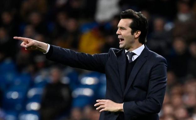 Santiago Solari da instrucciones durante el partido.