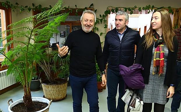 El director general de Ciuden, Arsenio Terrón (I), junto a la directora provincial del Sepe, Elena Ruiz, y el alcalde de Igüeña (León), Alider Presa (C), durante la entrega de los diplomas a los alumnos del taller de empleo Colinas.