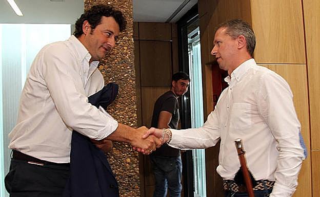 Manuel García saluda a Jorge Pérez Robles en una imagen de archivo.