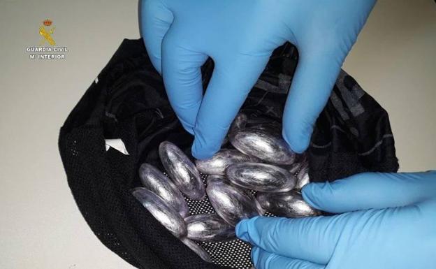 La Guardia Civil descubre bellotas de cocaína.