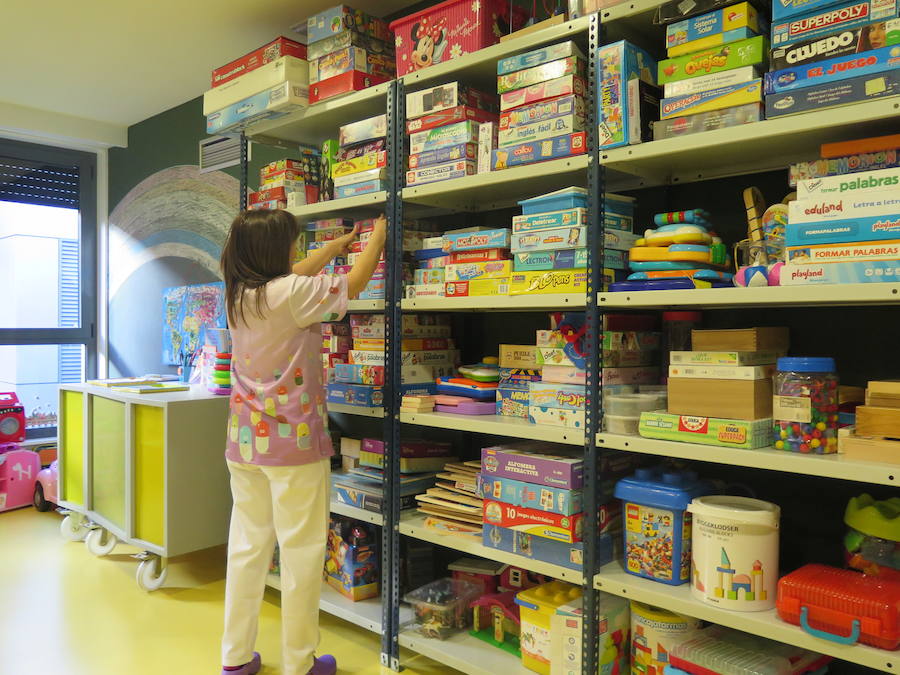 La profesora de la escuela de Pediatría, en la estantería de juegos. 