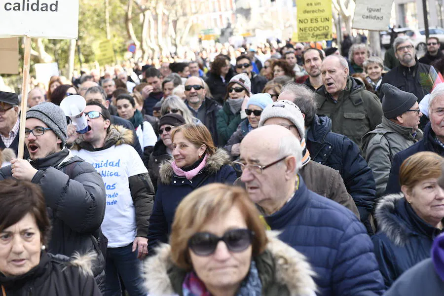 Fotos: Manifestación en Valladolid en defensa de la sanidad pública de Castilla y León