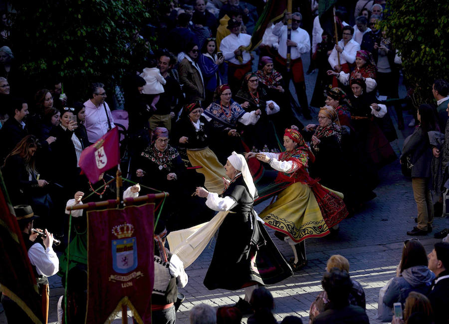 Fotos: Tradicional desfile de Pendones por las calles de Sevilla