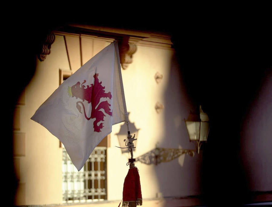 Fotos: Tradicional desfile de Pendones por las calles de Sevilla