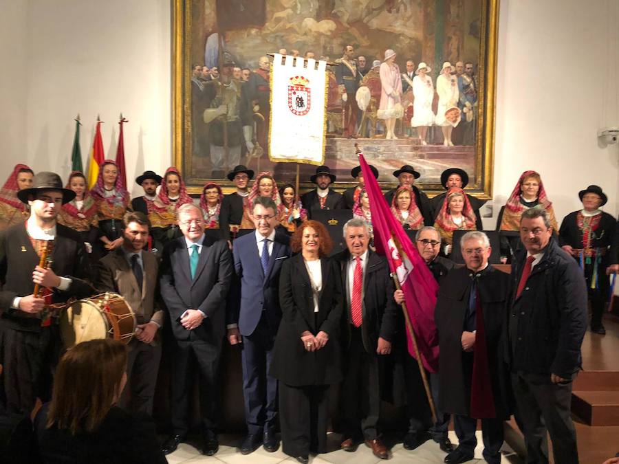 Fotos: Tradicional desfile de Pendones por las calles de Sevilla