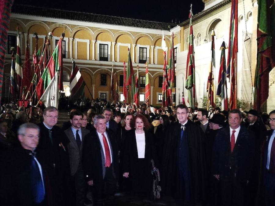 Fotos: Tradicional desfile de Pendones por las calles de Sevilla