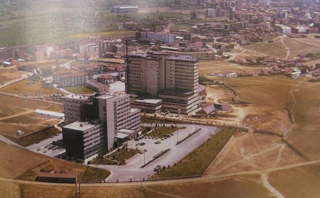 Vista de los dos edificios, separados por la carretera. 