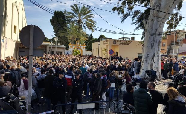 Ambiente a las puertas del tanatorio de El Palo.