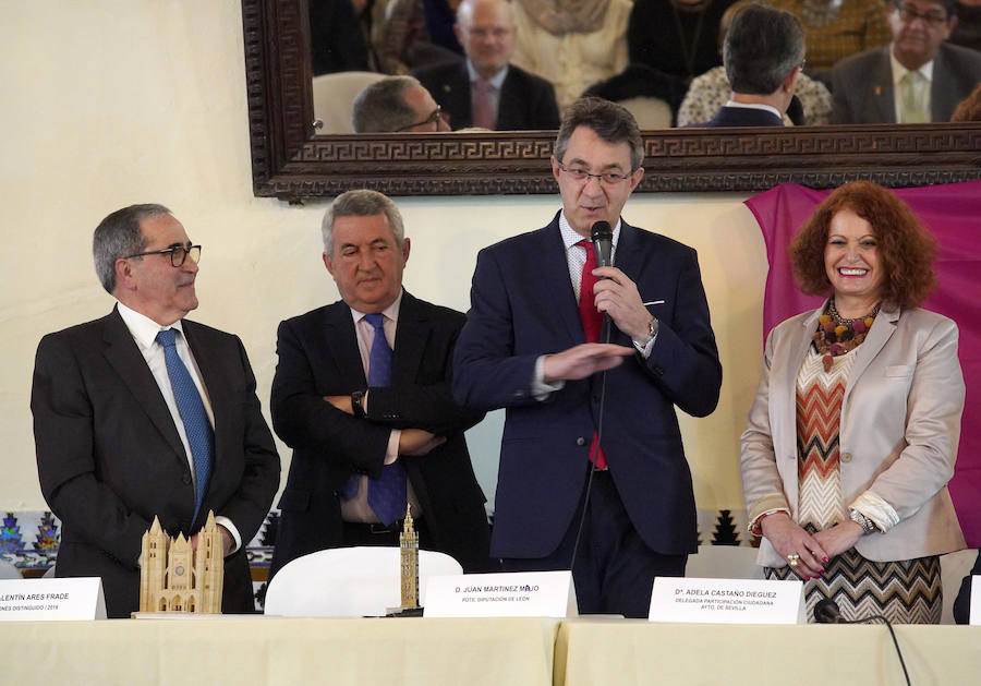 El presidente de la Diputación de León, Juan Martínez Majo, entrega la 'Pulchra Leonina' al leonés distinguido en Sevilla Valentín Ares Frade