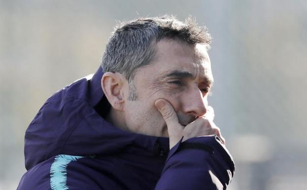 Ernesto Valverde, pensativo durante un entrenamiento del Barça.