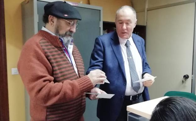 Galería. López Sendino y Cheva, en la sede de UPL antes de la votación.