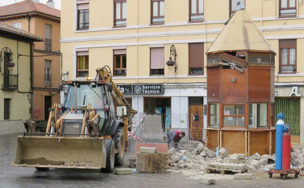 Imagen de las obras para demoler el kiosco de la Plaza Puerta Obispo.