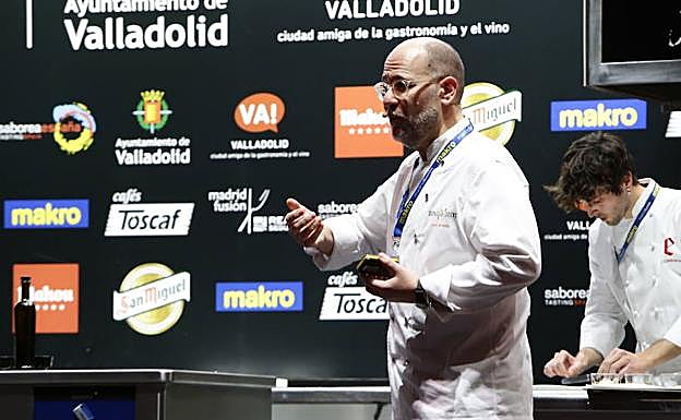 El pastelero Jordi Butrón sobre las tablas del escenario de Madrid Fusión.