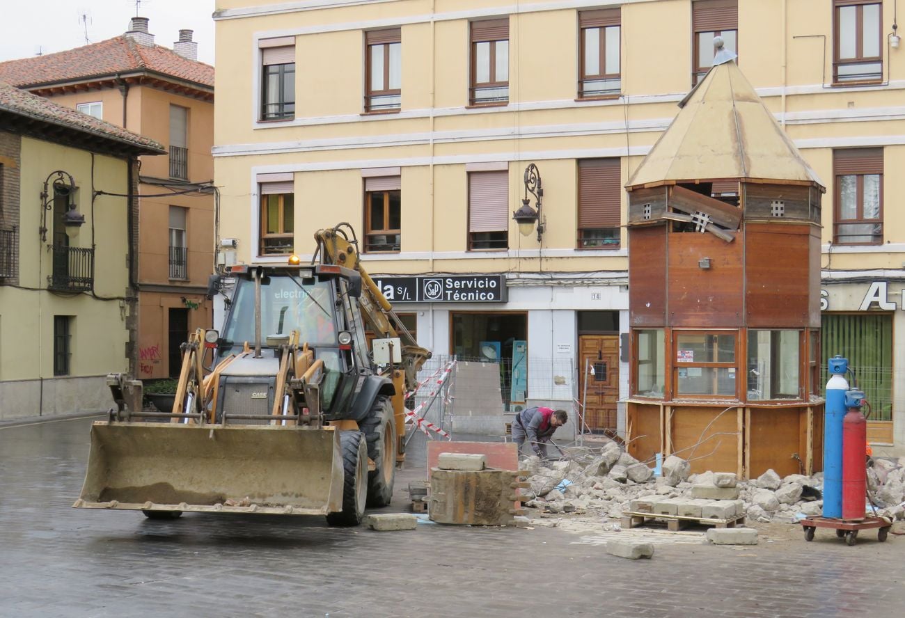 El Ayuntamiento retira el viejo kiosco de la Plaza Puerta Obispo después de una década desocupado | En la actualidad se había convertido en un 'palomar' | La zona quedará diáfana y la plaza gana espacio