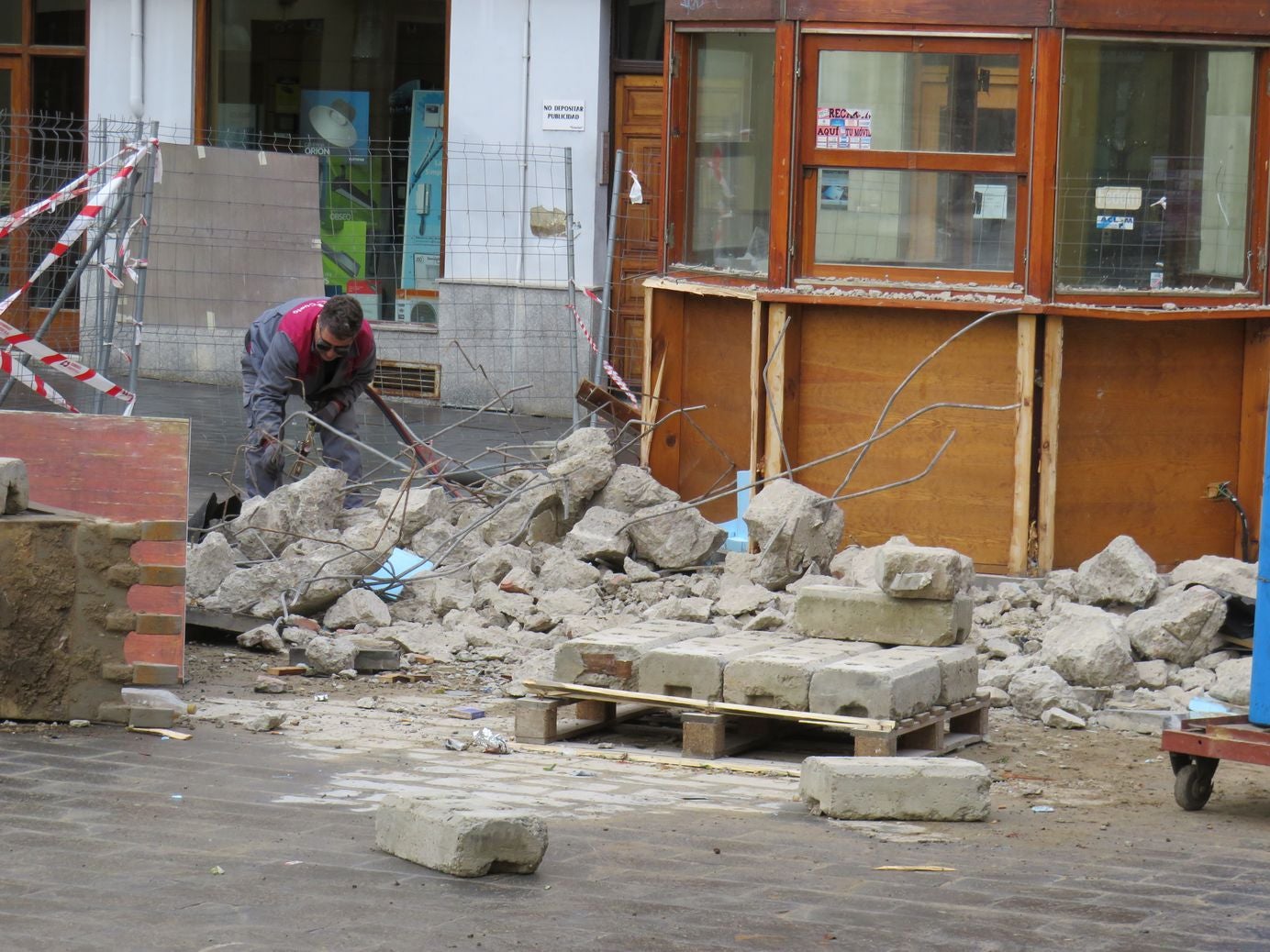 El Ayuntamiento retira el viejo kiosco de la Plaza Puerta Obispo después de una década desocupado | En la actualidad se había convertido en un 'palomar' | La zona quedará diáfana y la plaza gana espacio