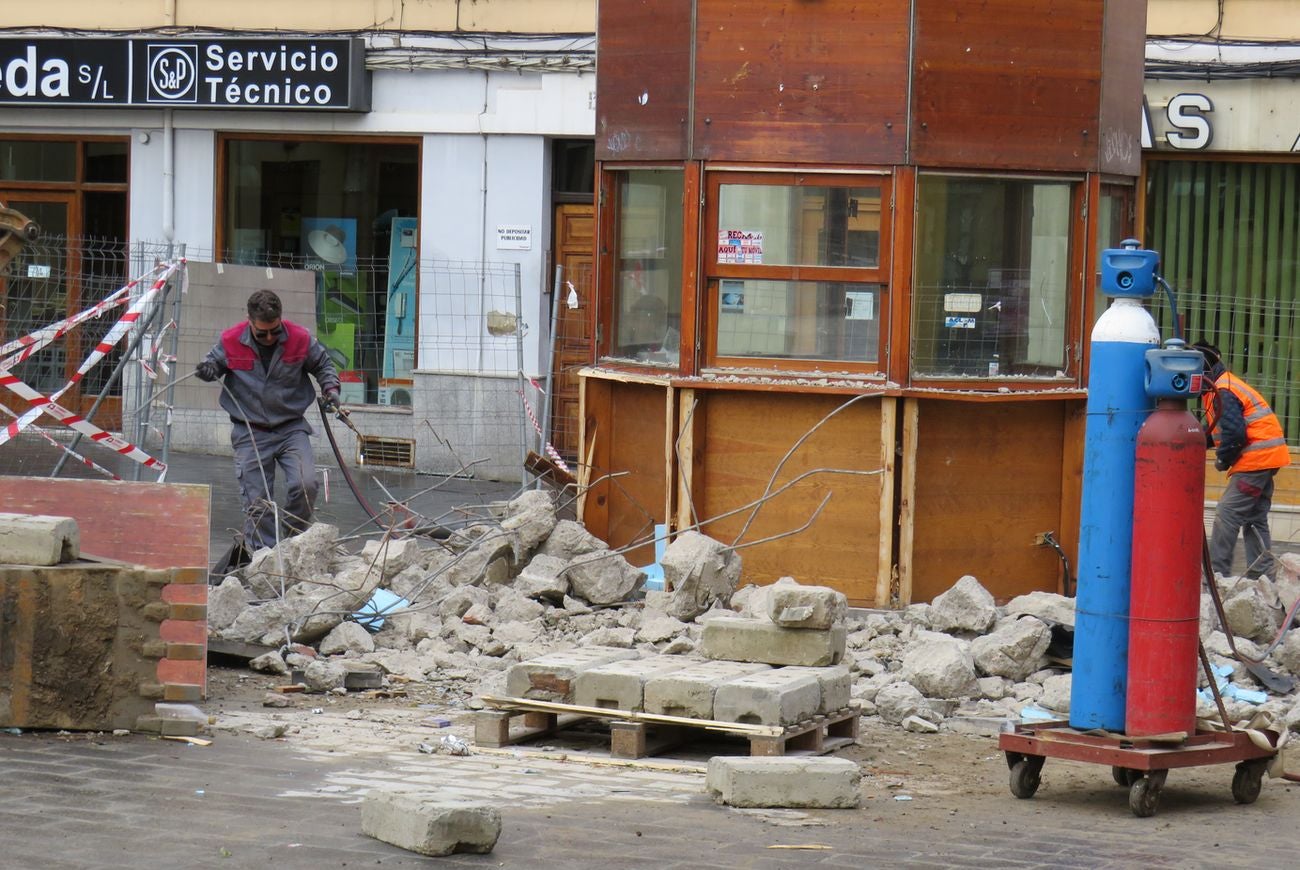 El Ayuntamiento retira el viejo kiosco de la Plaza Puerta Obispo después de una década desocupado | En la actualidad se había convertido en un 'palomar' | La zona quedará diáfana y la plaza gana espacio