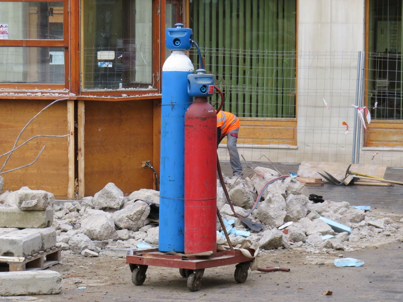 El Ayuntamiento retira el viejo kiosco de la Plaza Puerta Obispo después de una década desocupado | En la actualidad se había convertido en un 'palomar' | La zona quedará diáfana y la plaza gana espacio