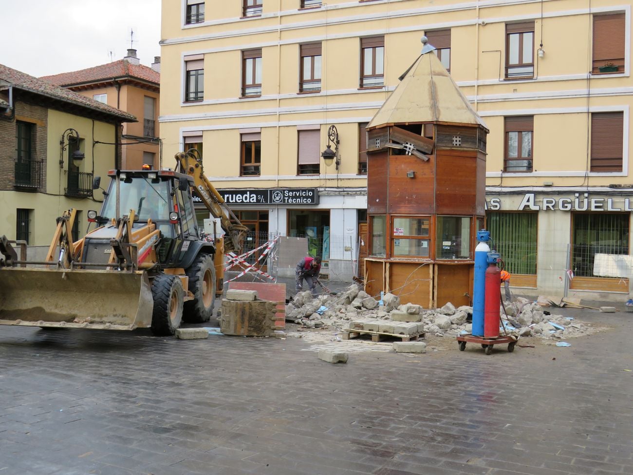 El Ayuntamiento retira el viejo kiosco de la Plaza Puerta Obispo después de una década desocupado | En la actualidad se había convertido en un 'palomar' | La zona quedará diáfana y la plaza gana espacio