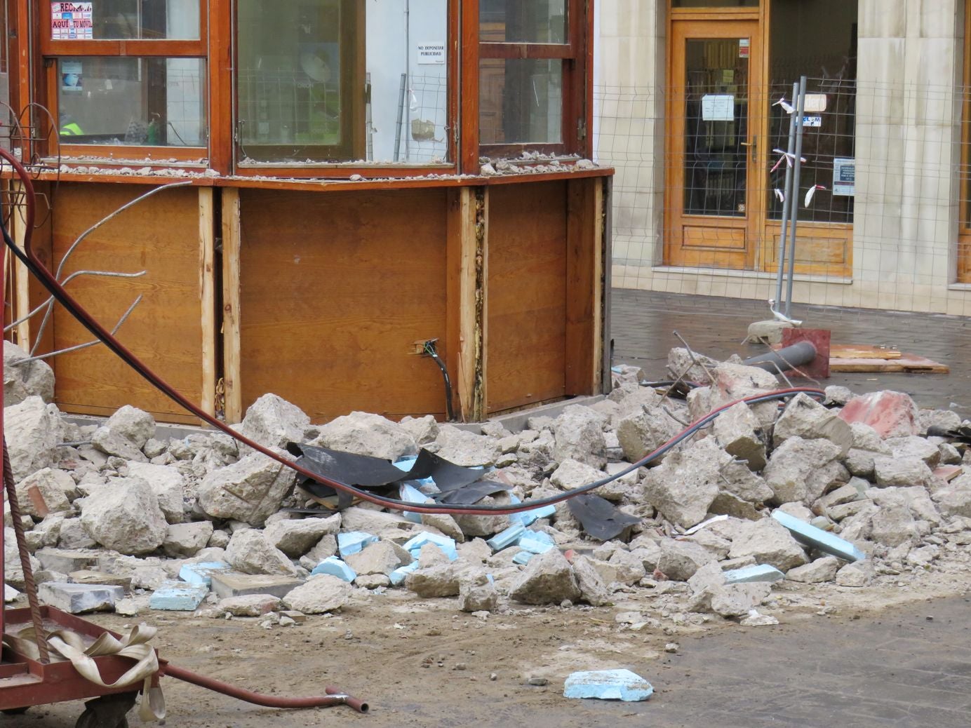 El Ayuntamiento retira el viejo kiosco de la Plaza Puerta Obispo después de una década desocupado | En la actualidad se había convertido en un 'palomar' | La zona quedará diáfana y la plaza gana espacio