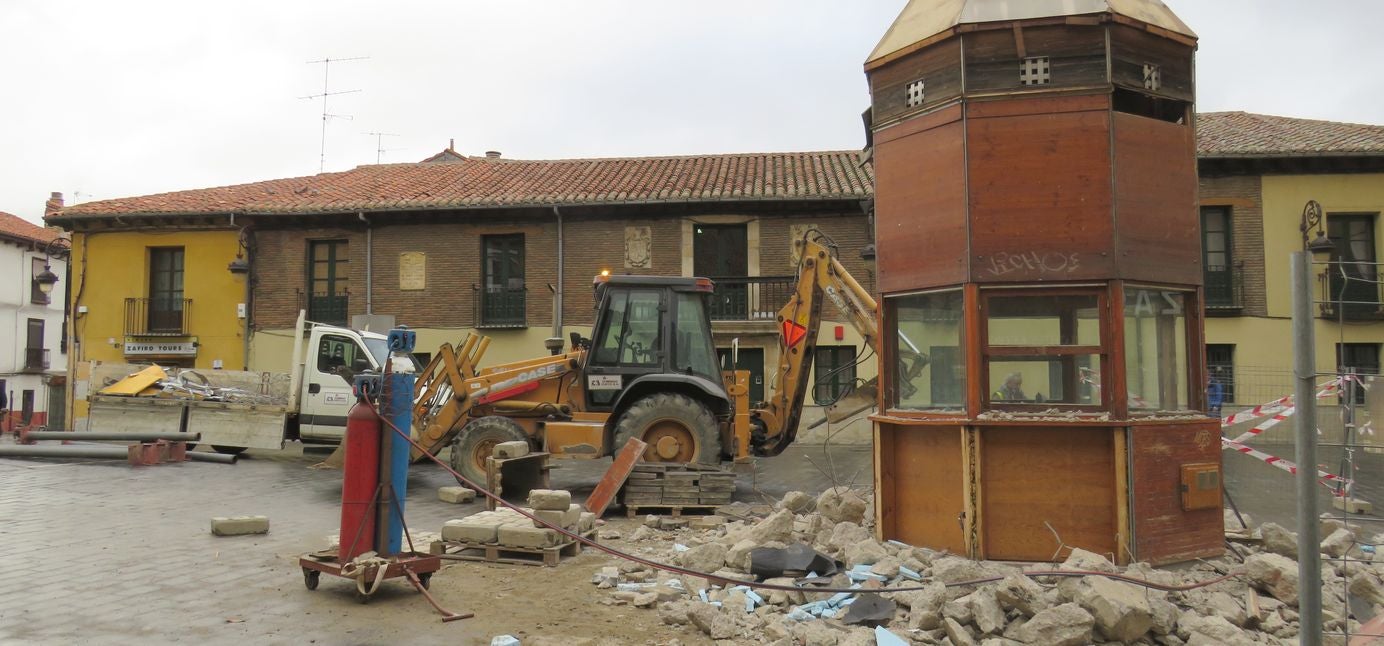 El Ayuntamiento retira el viejo kiosco de la Plaza Puerta Obispo después de una década desocupado | En la actualidad se había convertido en un 'palomar' | La zona quedará diáfana y la plaza gana espacio