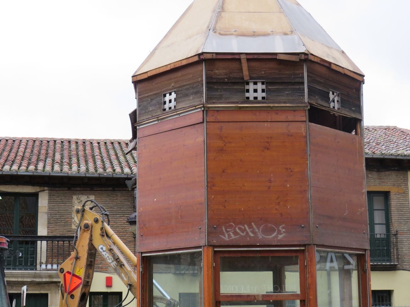 El Ayuntamiento retira el viejo kiosco de la Plaza Puerta Obispo después de una década desocupado | En la actualidad se había convertido en un 'palomar' | La zona quedará diáfana y la plaza gana espacio