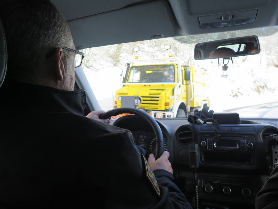 Fotos: Emergencia UME: una persona perdida en la nieve