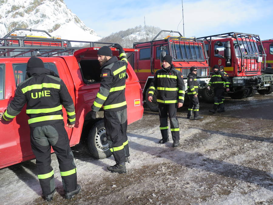 Fotos: Emergencia UME: una persona perdida en la nieve