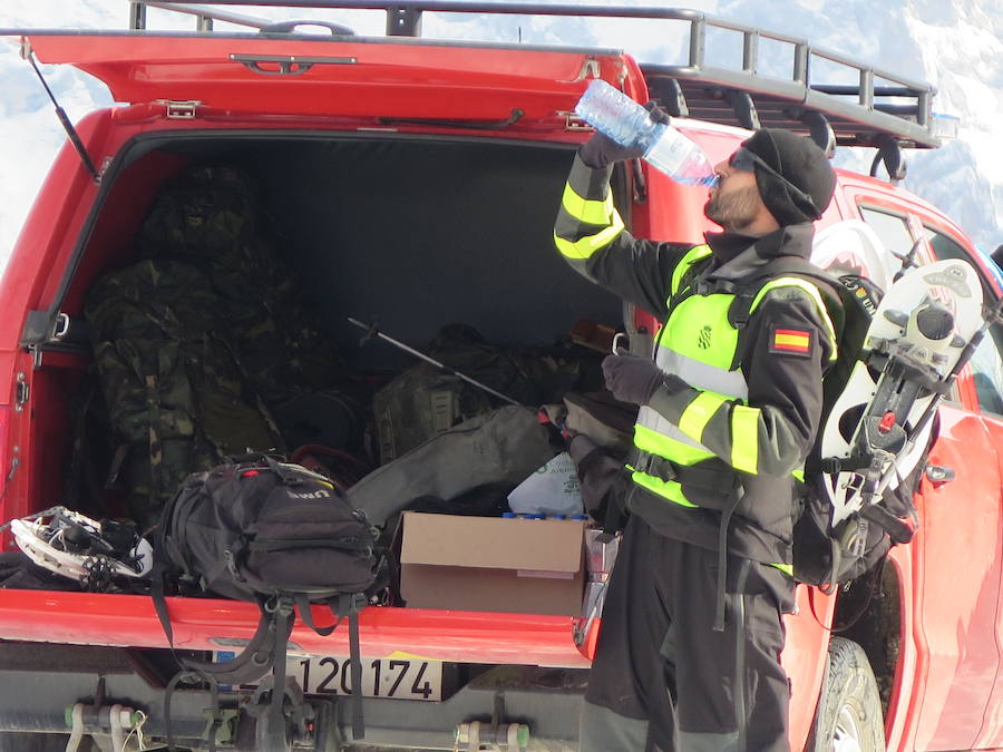 Fotos: Emergencia UME: una persona perdida en la nieve