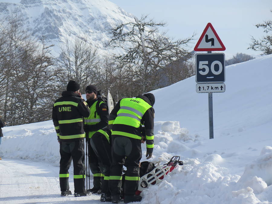 Fotos: Emergencia UME: una persona perdida en la nieve