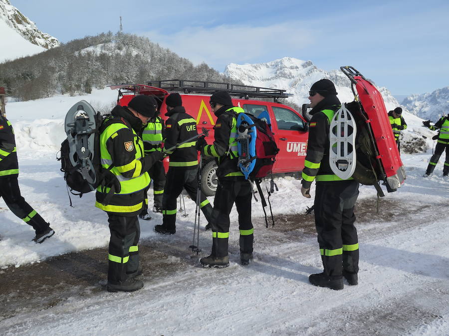 Fotos: Emergencia UME: una persona perdida en la nieve