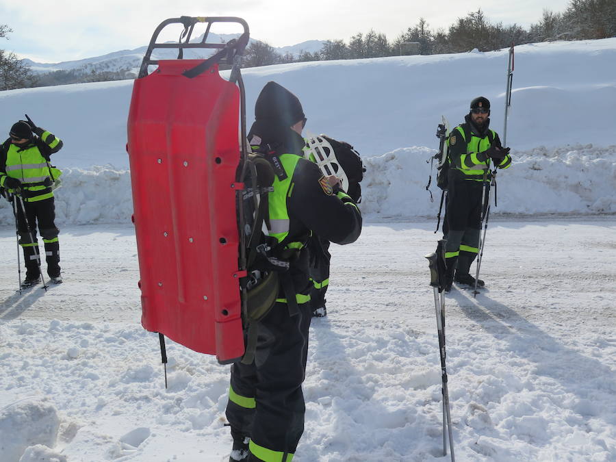 Fotos: Emergencia UME: una persona perdida en la nieve