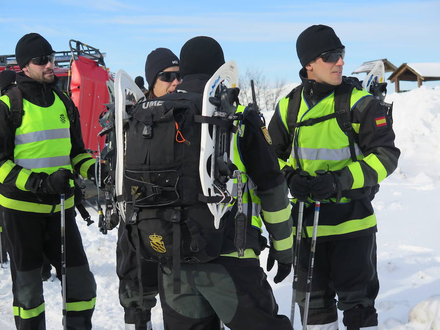 Fotos: Emergencia UME: una persona perdida en la nieve