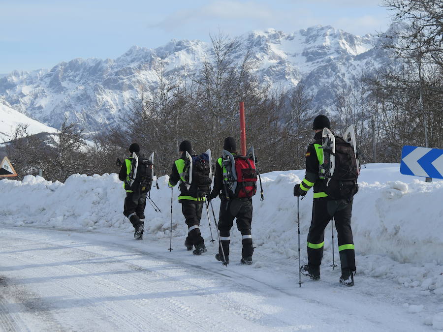 Fotos: Emergencia UME: una persona perdida en la nieve