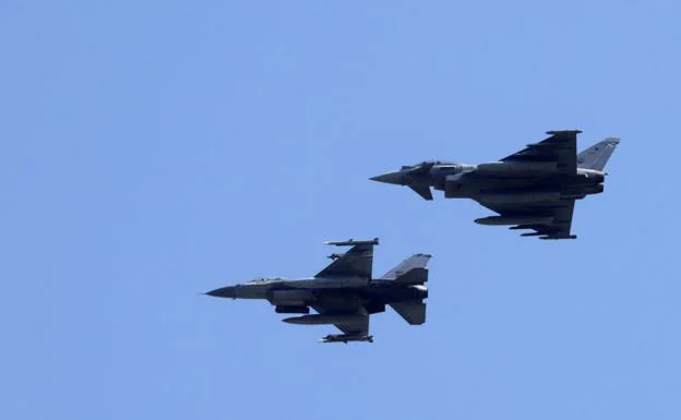 Dos cazas Eurofighter durante un vuelo táctico.